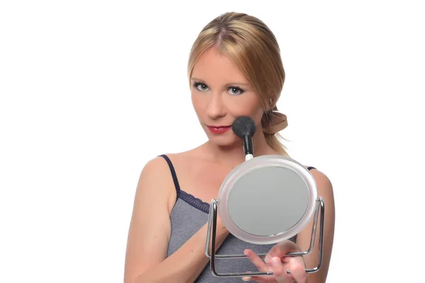 Makyaj Uygulanması Bir Fırça Ayna Kullanarak Kadın — Stok fotoğraf