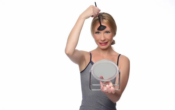 Donna Che Applica Trucco Utilizzando Pennello Uno Specchio — Foto Stock