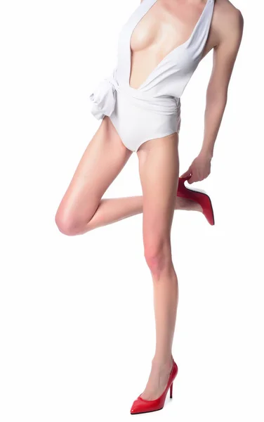 Štíhlé Ženské Nohy Nosí Vysoké Podpatky Pojetí Krásy Izolované Bílém — Stock fotografie