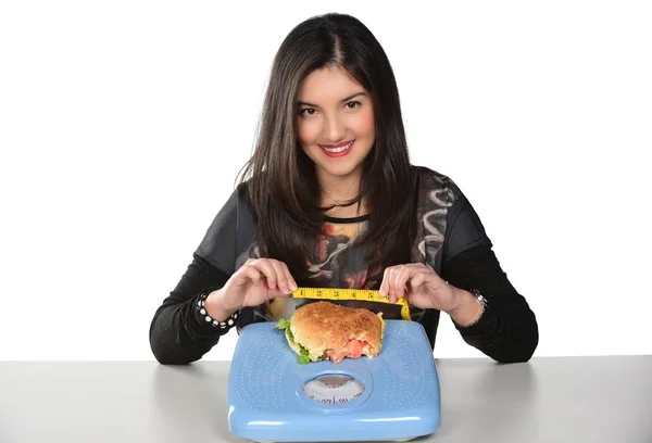 햄버거와 바탕에 규모의 초상화 — 스톡 사진