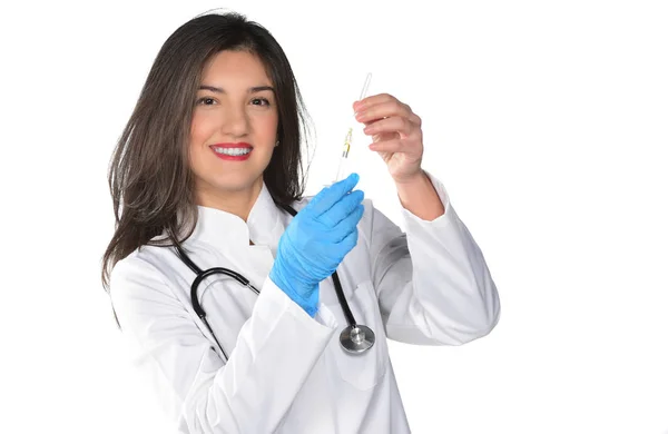 Jovem Médica Segurando Uma Seringa Isolado Fundo Branco — Fotografia de Stock