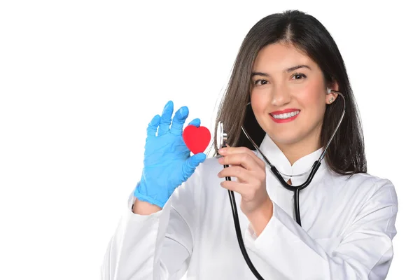 Jovem Médica Com Coração Vermelho Estetoscópio Isolado Fundo Branco — Fotografia de Stock