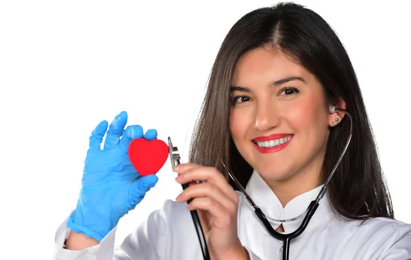 Молодая Женщина Врач Красным Сердцем Стетоскопом Изолированные Белом Фоне — стоковое фото