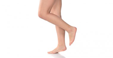 İnce kadın bacaklar. Güzellik kavramı. Beyaz arka plan üzerinde izole