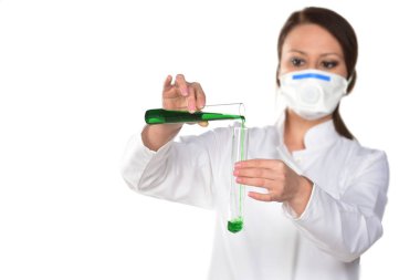 Kimyasal laboratuvar sahne: yeşil göstergeyi renk kayması cam tüp gözlemleyerek çekici genç doktora öğrenci bilim.