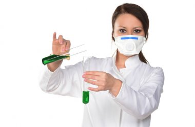 Kimyasal laboratuvar sahne: yeşil göstergeyi renk kayması cam tüp gözlemleyerek çekici genç doktora öğrenci bilim.