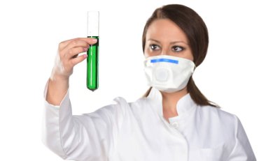 Kimyasal laboratuvar sahne: yeşil göstergeyi renk kayması cam tüp gözlemleyerek çekici genç doktora öğrenci bilim.