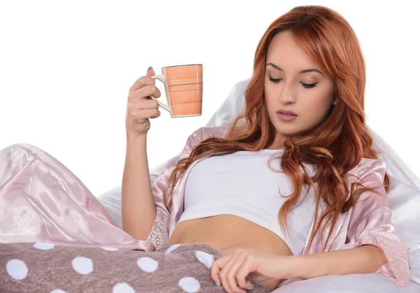 Bela Menina Ruiva Atraente Segurando Xícara Chá Café Isolado Sobre — Fotografia de Stock