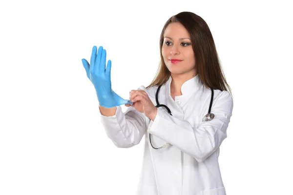 Молодая Женщина Врач Стетоскопом Надевает Перчатки Изолированные Белом Фоне — стоковое фото