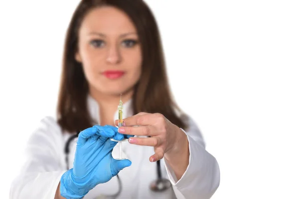 Uma Jovem Médica Segurando Seringa Isolada Fundo Branco — Fotografia de Stock