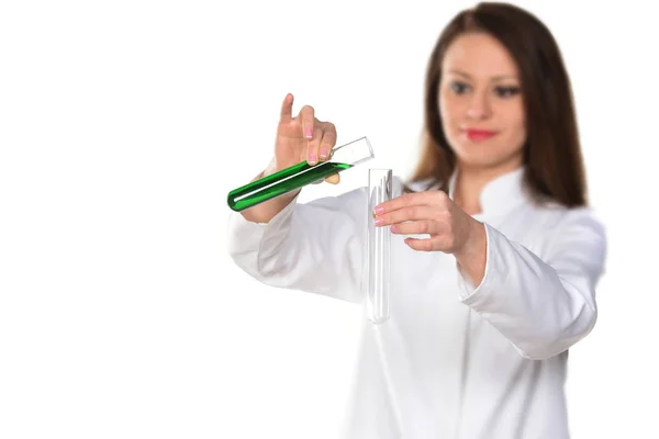 Chemisch Laboratorium Scène Aantrekkelijke Jonge Phd Student Wetenschapper Observeren Kleurverandering — Stockfoto