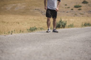 Erkek koşucu güneşin altında dağda koşuyor - sağlıklı yaşam tarzı kavramı