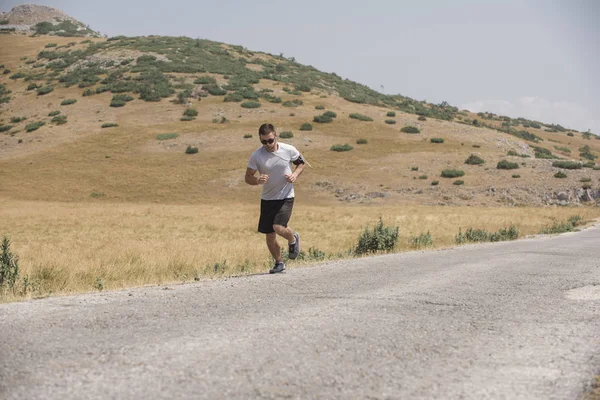 Corredor Masculino Corriendo Montaña Bajo Sol Concepto Estilo Vida Saludable — Foto de Stock