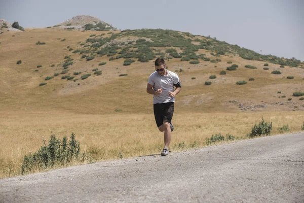 Hombre Corriendo Por Camino Las Montañas — Foto de Stock