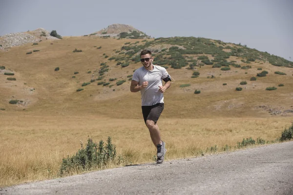 Joven Deportista Forma Estirándose Mirando Sendero Playa — Foto de Stock