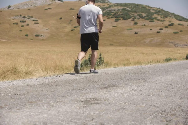 Corredor Masculino Corriendo Montaña Bajo Sol Concepto Estilo Vida Saludable — Foto de Stock