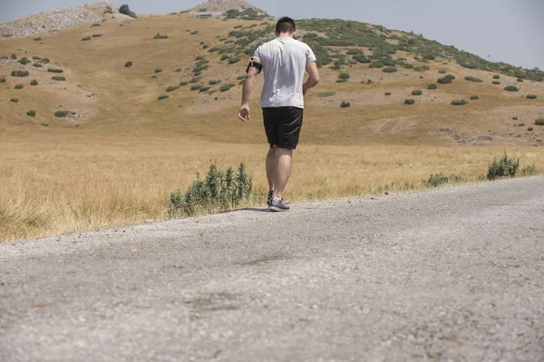 Joven Caucásico Hombre Ropa Deportiva Corriendo Camino Tierra — Foto de Stock