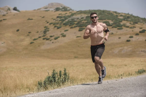 Corredor Masculino Corriendo Montaña Bajo Sol Concepto Estilo Vida Saludable — Foto de Stock