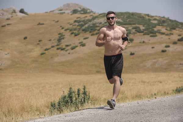 Corredor Masculino Corriendo Montaña Bajo Sol Concepto Estilo Vida Saludable — Foto de Stock