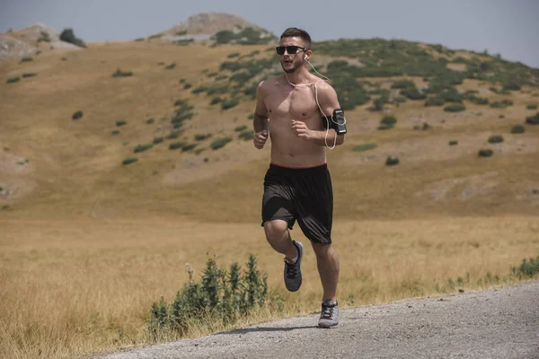 Corredor Masculino Corriendo Montaña Bajo Sol Concepto Estilo Vida Saludable — Foto de Stock