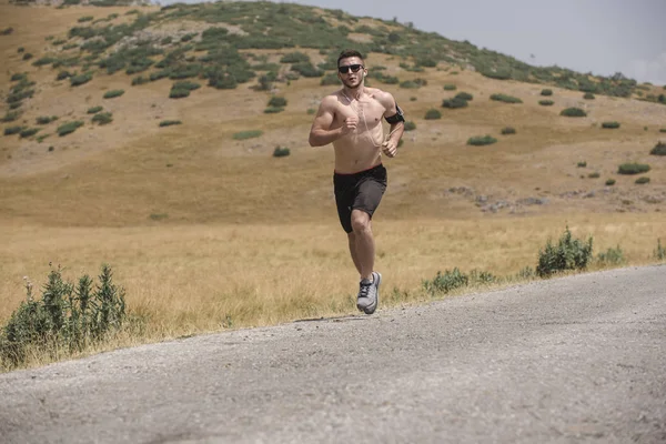 Corredor Masculino Corriendo Montaña Bajo Sol Concepto Estilo Vida Saludable — Foto de Stock