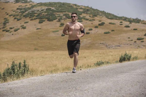 Corredor Masculino Corriendo Montaña Bajo Sol Concepto Estilo Vida Saludable — Foto de Stock