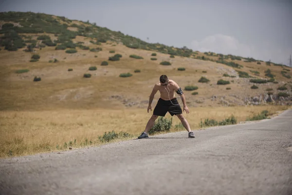 Άντρας Δρομέας Τρέχει Στο Βουνό Κάτω Από Τον Ήλιο Έννοια — Φωτογραφία Αρχείου