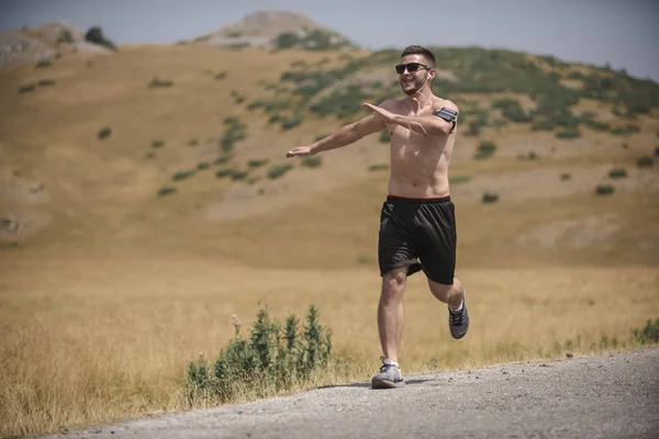 Corredor Masculino Corriendo Montaña Bajo Sol Concepto Estilo Vida Saludable — Foto de Stock