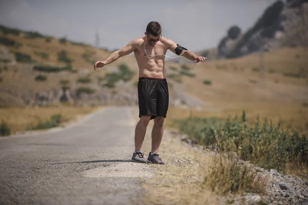 Corredor Masculino Corriendo Montaña Bajo Sol Concepto Estilo Vida Saludable — Foto de Stock