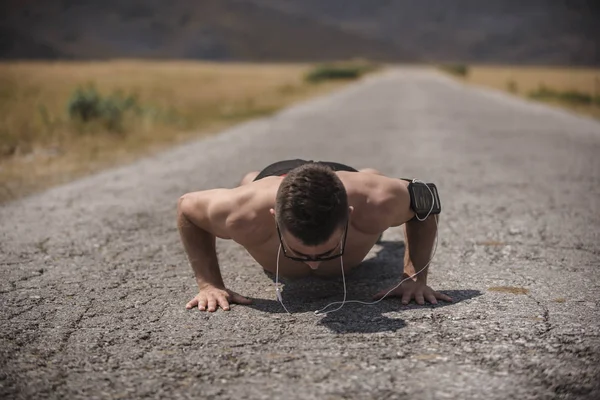Corredor Masculino Haciendo Flexiones Carretera Montaña Bajo Sol Concepto Estilo — Foto de Stock