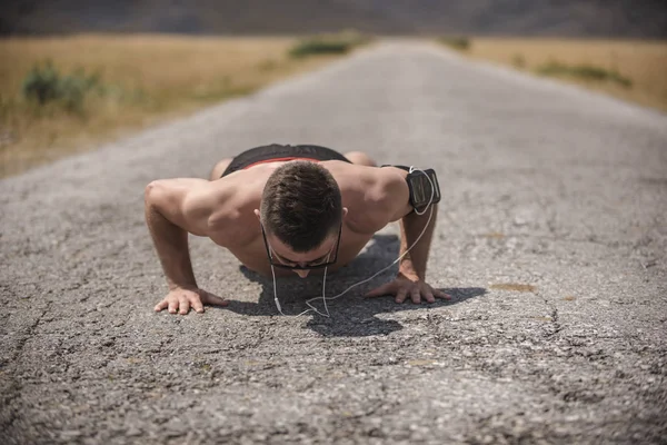 Corredor Masculino Haciendo Flexiones Carretera Montaña Bajo Sol Con Enfoque — Foto de Stock