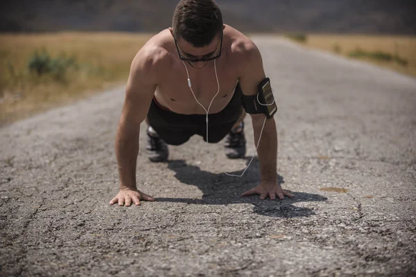 Corredor Masculino Haciendo Flexiones Carretera Montaña Bajo Sol Concepto Estilo — Foto de Stock