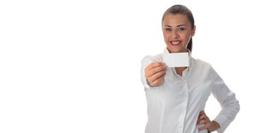 Boş beyaz kart tutan genç kadın. Beyaz arka plan üzerinde izole