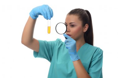 Bilim, kimya, biyoloji, tıp ve insanlar kavramı - klinik laboratuvar araştırma yapma sıvı ile test tüpü tutan genç kadın bilim adamı yakın