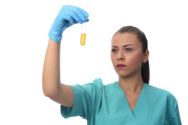 Bilim, kimya, biyoloji, tıp ve insanlar kavramı - klinik laboratuvar araştırma yapma sıvı ile test tüpü tutan genç kadın bilim adamı yakın