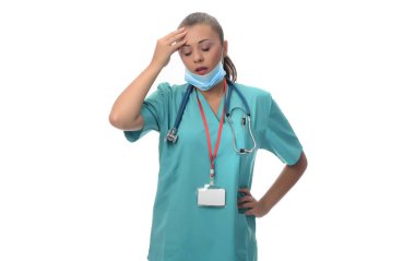 Beyaz arka plan üzerinde izole yorgun ya da üzgün kadın doktor