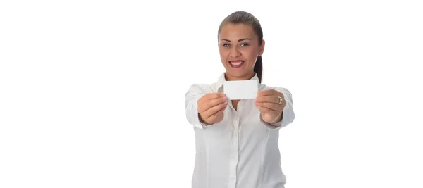 Mujer Joven Sosteniendo Tarjeta Blanca Vacía Aislado Sobre Fondo Blanco — Foto de Stock