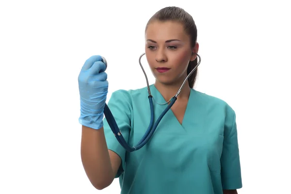 Kvinna Läkare Håller Ett Stetoskop Isolerad Vit Bakgrund — Stockfoto