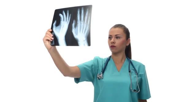 Kadın Radyolog Ray Beyaz Arka Plan Üzerinde Izole Kontrol — Stok fotoğraf