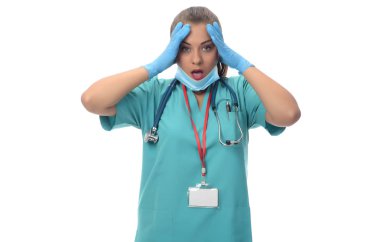 Beyaz arka plan üzerinde izole yorgun ya da üzgün kadın doktor