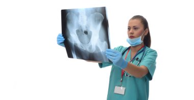 Kadın radyolog beyaz arka plan üzerinde izole coxofemoral kemiğin x-ray kontrol