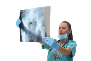 Kadın radyolog beyaz arka plan üzerinde izole coxofemoral kemiğin x-ray kontrol