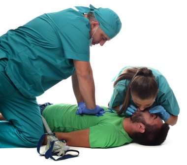 Tıbbi ekip hastaya kalp masajı vererek. Beyaz arka plan üzerinde izole