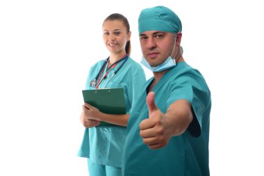 İki doktor veya hemşire beyaz arka plan üzerinde izole doktorla