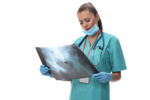 Женщина Рентгенолог Проверяет Рентген Коксофеморальной Кости Выделенный Белом Фоне — стоковое фото