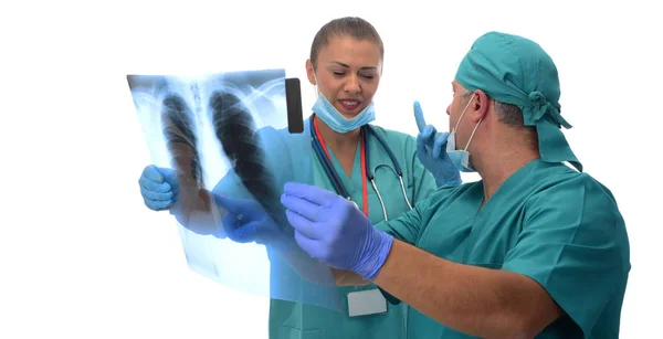 Beyaz Arka Plan Üzerinde Izole Akciğerlerin Ray Kontrol Radyologlar — Stok fotoğraf