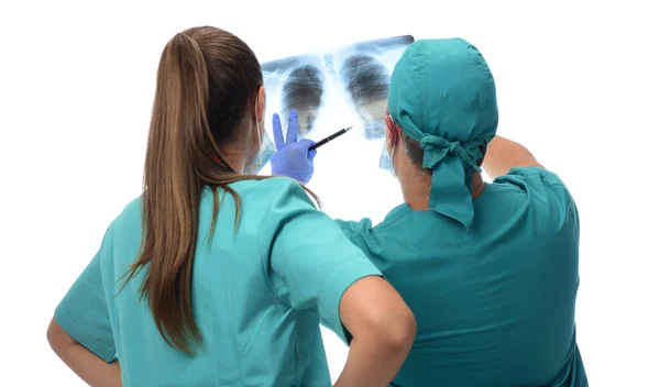 Radiologi Che Controllano Radiografia Dei Polmoni Isolati Fondo Bianco — Foto Stock