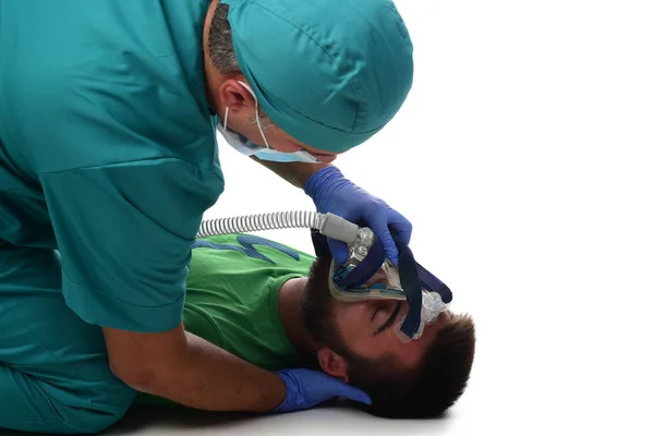 Dokter Reanimatie Geven Aan Patiënt Geïsoleerd Witte Achtergrond — Stockfoto