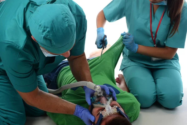 Команда Медиков Делает Пациенту Искусственное Дыхание Изолированные Белом Фоне — стоковое фото