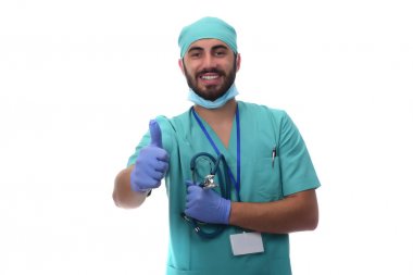Bir stetoskop tutarak ve başparmak gösterilmesini erkek doktor. Beyaz arka plan üzerinde izole